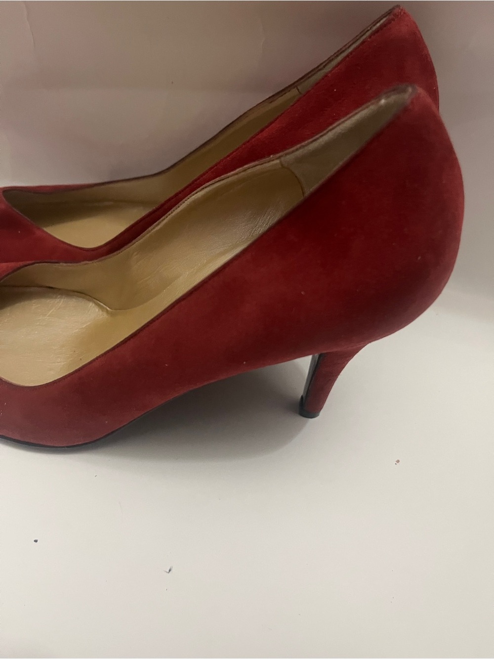St. John Burgundy Suede Pointed-Toe Pumps Made In Italy Size 39 (8-8.5W) - Picture 2 of 8